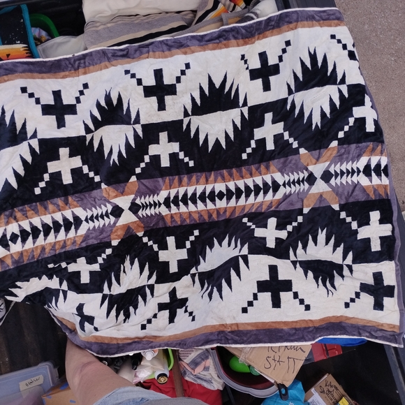 Pendleton Geometric Bath Towel - Black, White, Brown - Picture 1 of 2